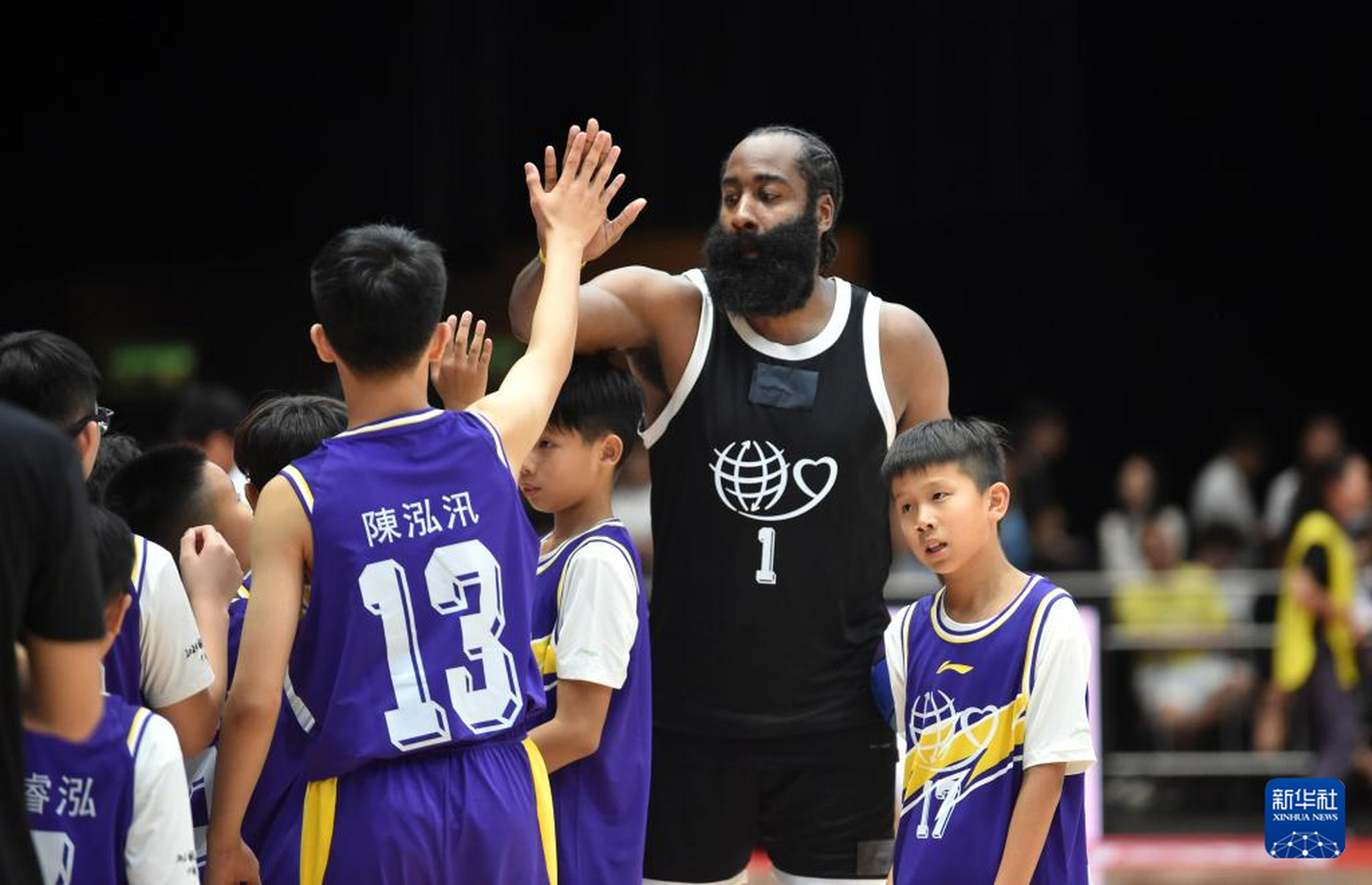 足球明星走进篮球场参与爱心慈善赛的简单介绍