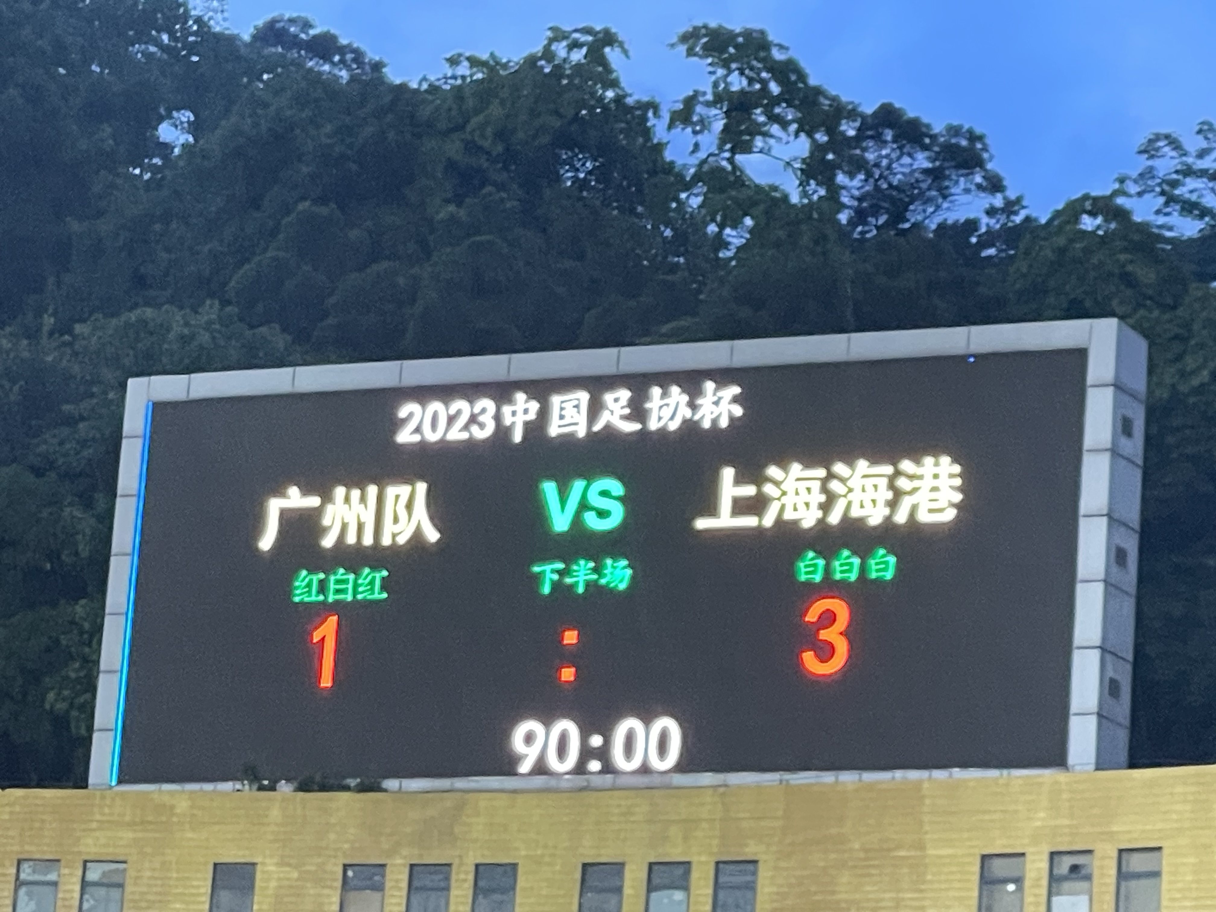 包含遭遇雨战的球队艰难获胜，表现出色的词条