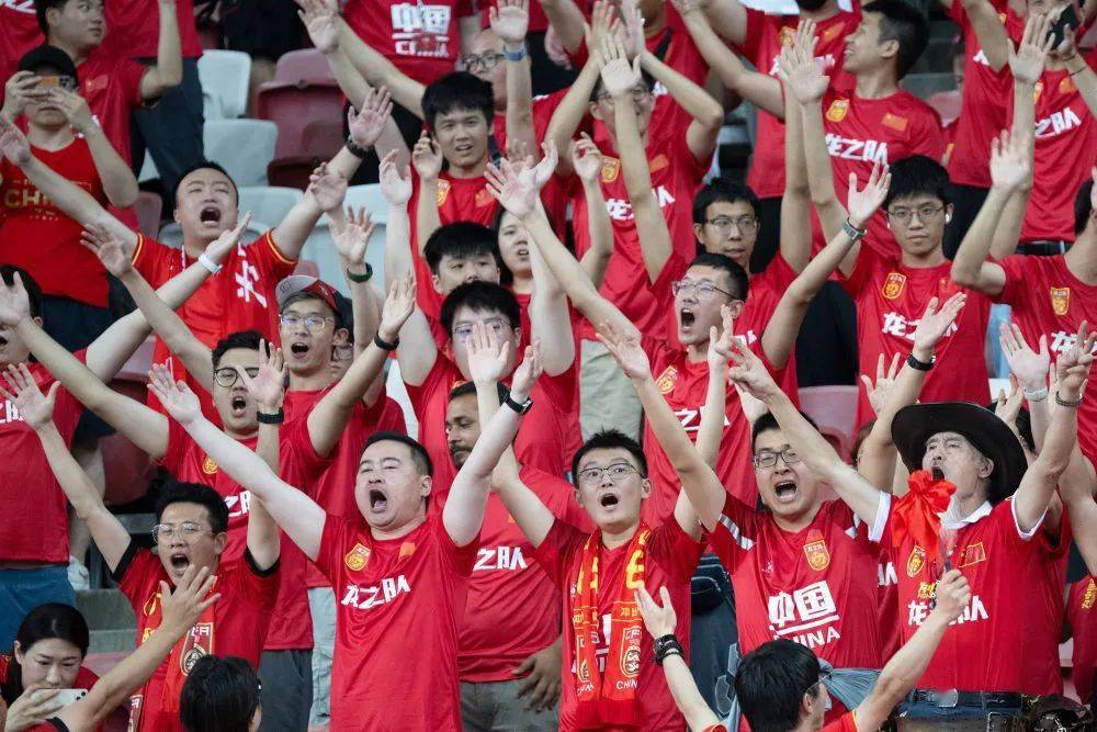 体育赛事为球迷带来了无数个惊险刺激的瞬间的简单介绍
