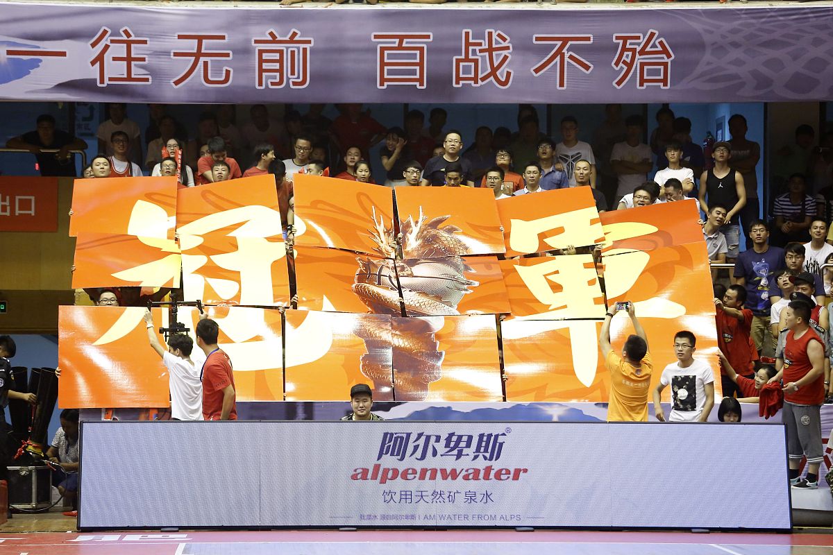 无惧强敌，球队团结一心掀起胜利的巨浪的简单介绍