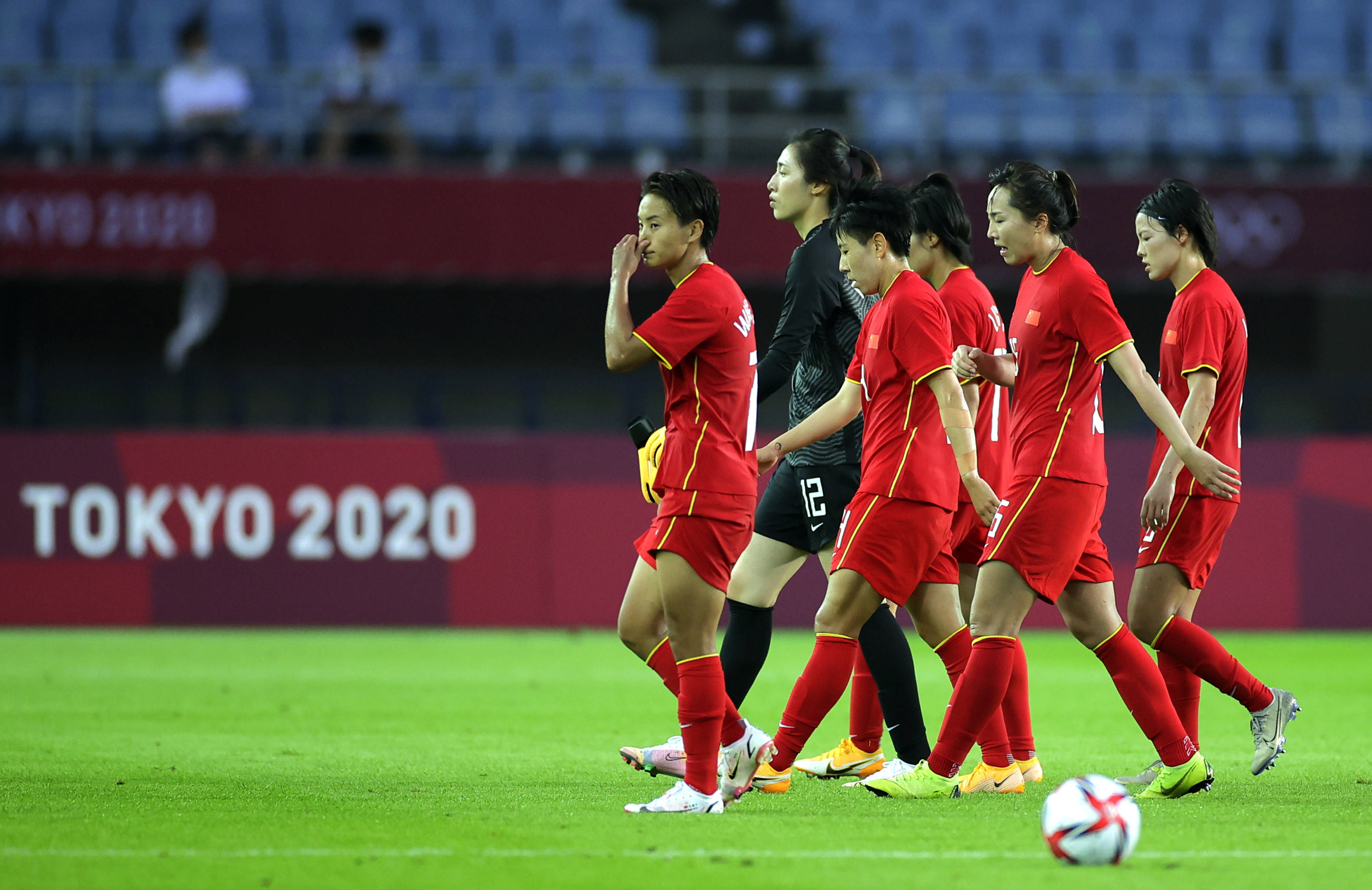 国际足球盛宴：中国女足表现不俗摘得国际女足赛冠军 